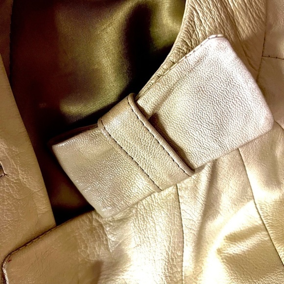 VINTAGE CREAM LEATHER CAPE - Picture 9 of 13